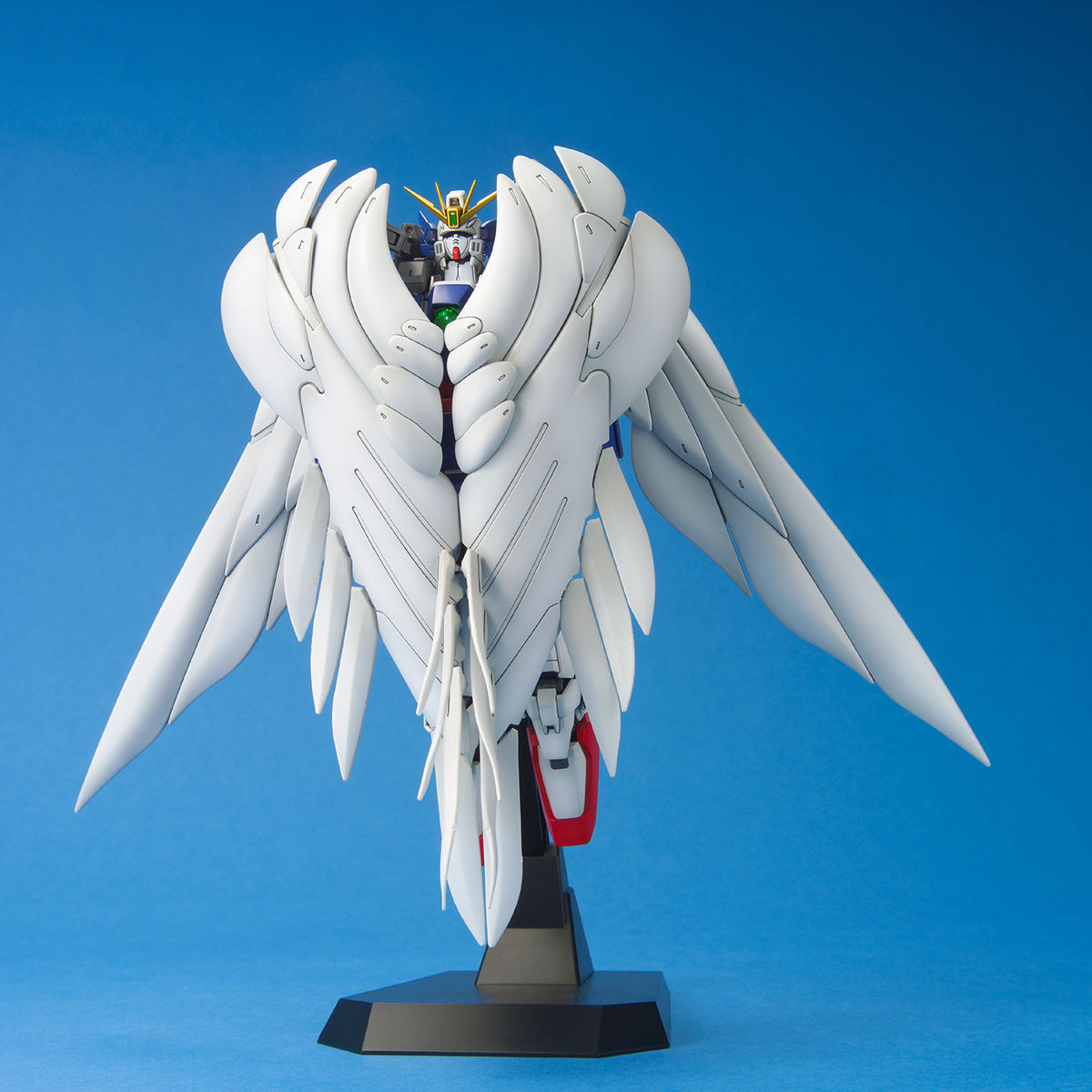 BANDAI MG 1/100 W GUNDAM ZERO CUSTOM