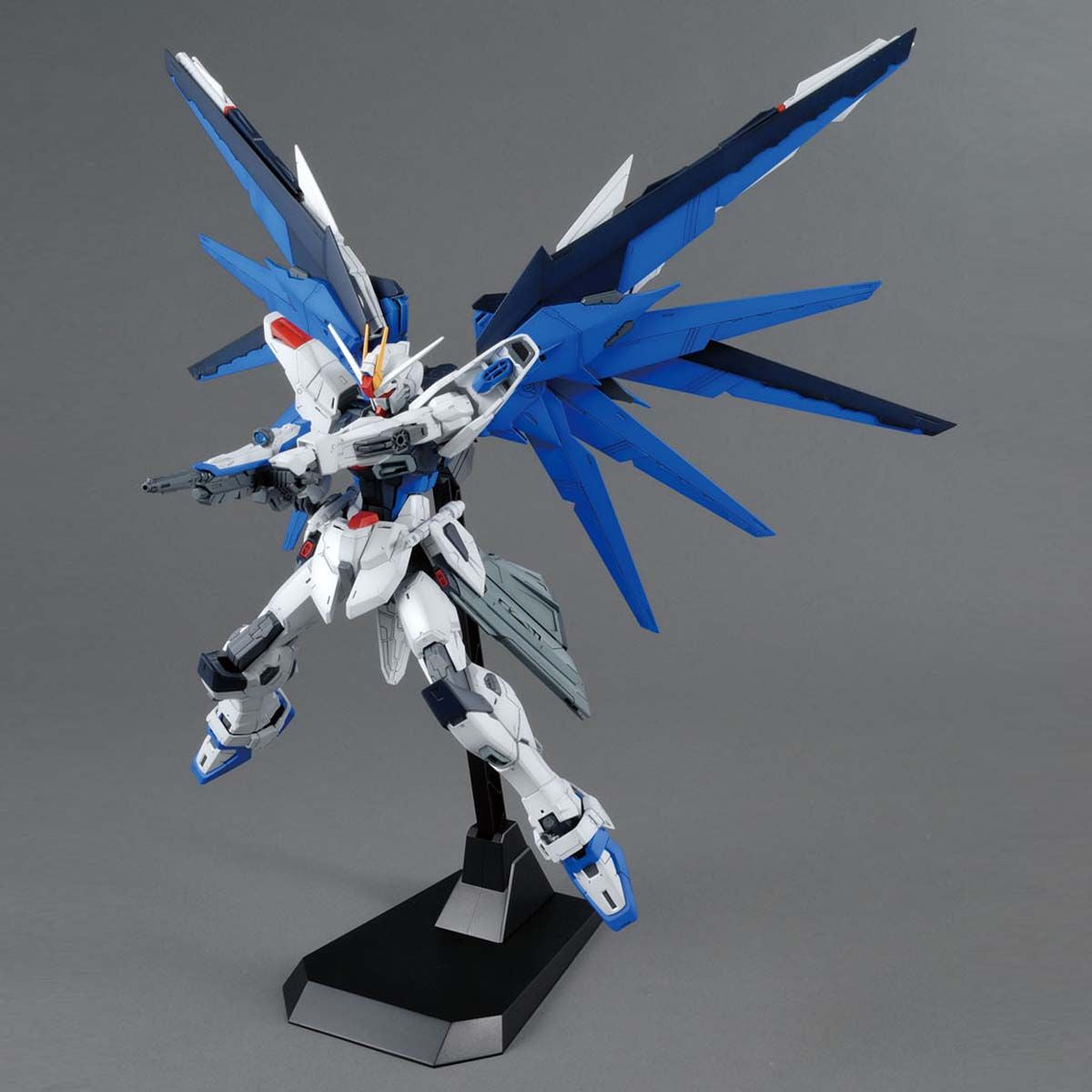 BANDAI MG 1/100 FREEDOM GUNDAM VER. 2.0