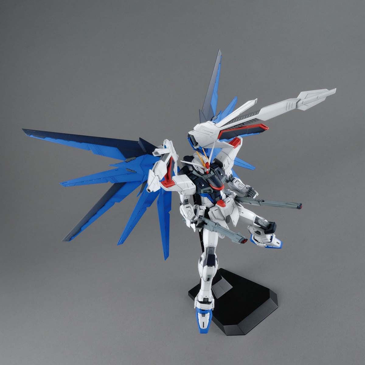 BANDAI MG 1/100 FREEDOM GUNDAM VER. 2.0