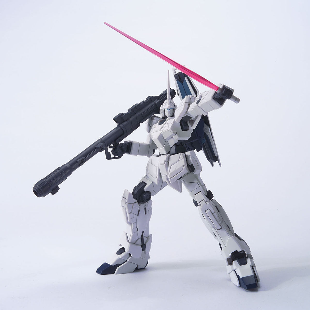 BANDAI HGUC 1/144 RX-0 UNICORN GUNDAM (UNICORN MODE)