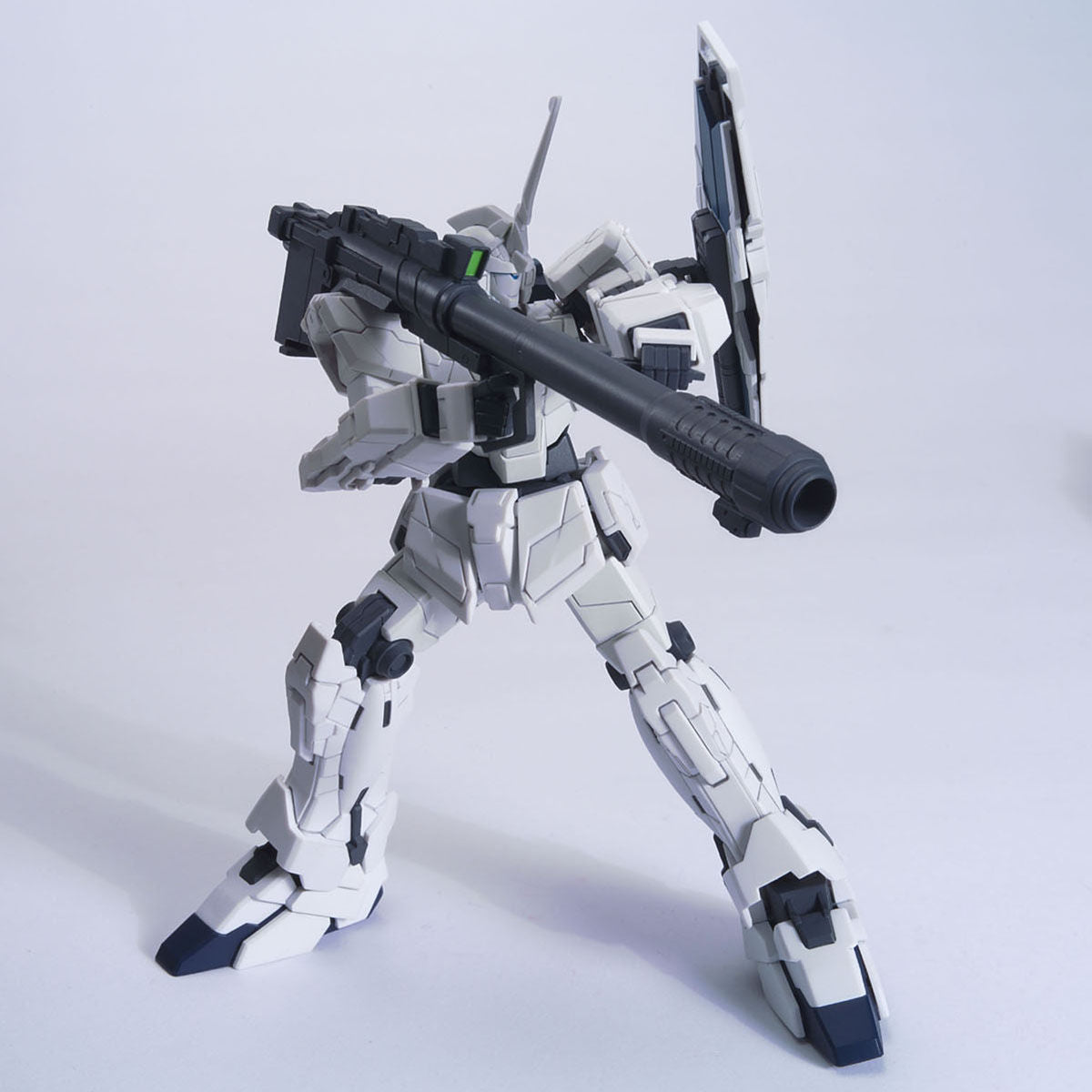 BANDAI HGUC 1/144 RX-0 UNICORN GUNDAM (UNICORN MODE)